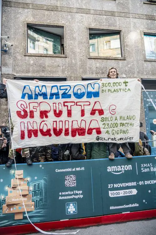 Manifestazione del Block Friday prende come bersaglio Amazon