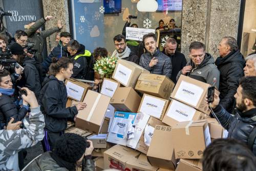 Corteo e blitz contro Amazon per bloccare lo shopping