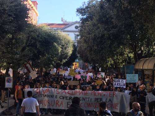 Taranto, il quarto sciopero per il clima nella città dell'acciaio