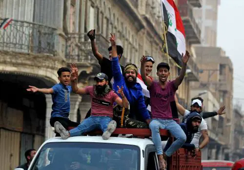 Le proteste incendiano l'Iraq: si dimette il premier
