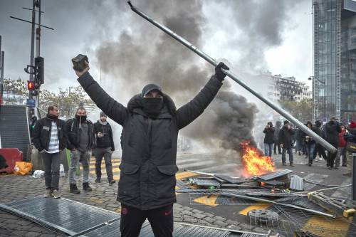 In Francia niente più "liberté": così la sinistra vieta di parlare