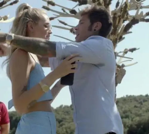 Ferragni a Fedez: "Devi dirmi che sono bellissima". Ma il web la prende in giro
