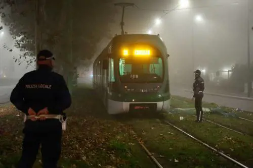 A Milano un pedone è stato investito da un tram mentre stava attraversando le rotaie