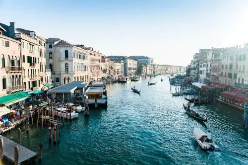 Manovra, salasso sui turisti: raddoppia la tassa di soggiorno