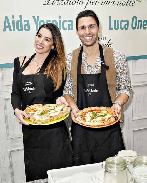 Aida Yespica e Luca Onestini si sfidano nella gara "Pizzaioli per una Notte"