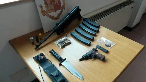 Armi da guerra e droga nell'autolavaggio: padre e figlio in manette