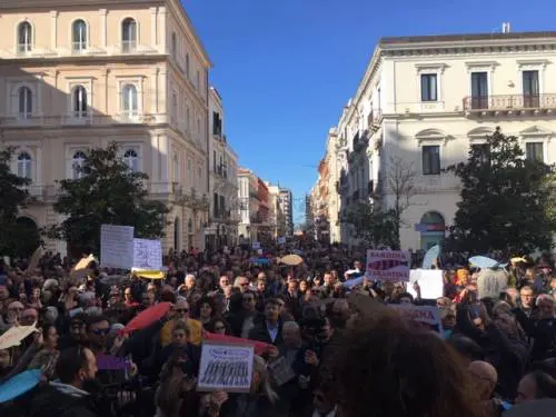 Le sardine scendono in piazza anche a Taranto