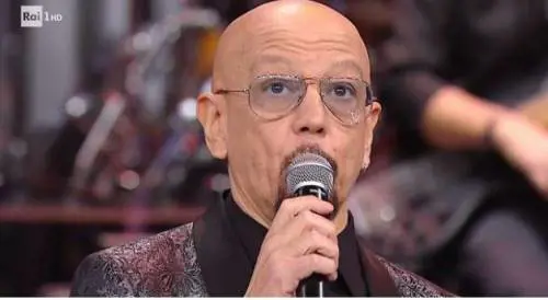 Enrico Ruggeri canta Battisti, i soliti odiatori lo insultano: "Fascista, tagliategli le corde vocali"