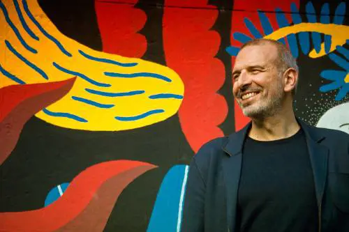 "Settimana... pacifica sul palcoscenico con un ospite a sera"