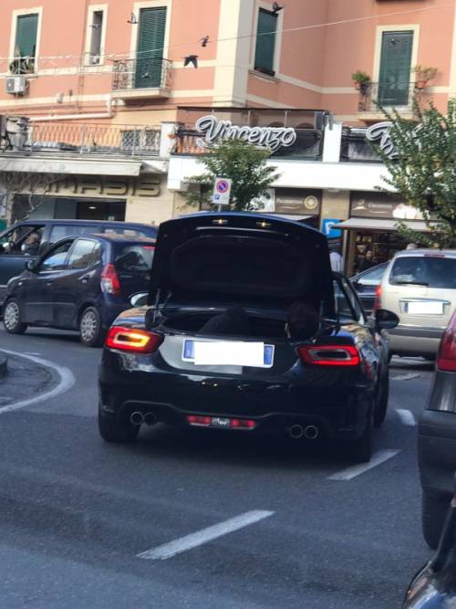 Follia nei quartieri napoletani: auto in corsa con un bambino nel cofano