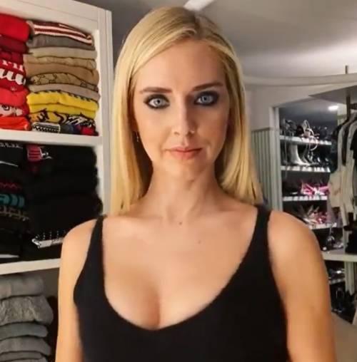 Chiara Ferragni nel mirino del  ​web: "Altro che push up, sei incinta"