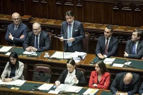 Mes, Conte: "Che Salvini non studi è noto, mi stupisce Meloni". Bagarre in Aula