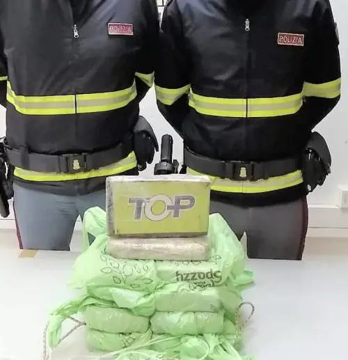 Aveva 10 chili di cocaina in macchina, arrestato corriere della droga