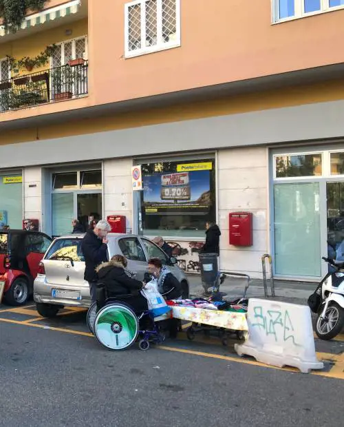 Caserta, prendono in ostaggio i clienti e rapinano l’ufficio postale