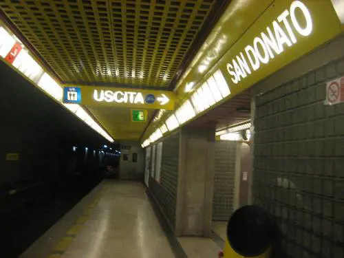 Gambiano tira freno della metro e picchia agente: polizia usa taser