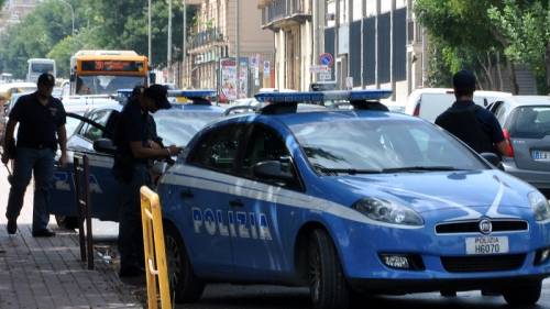 In venti picchiano cinque poliziotti per far fuggire un giovane pusher