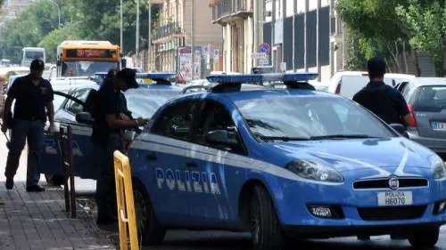 In venti picchiano cinque poliziotti per far fuggire un giovane pusher