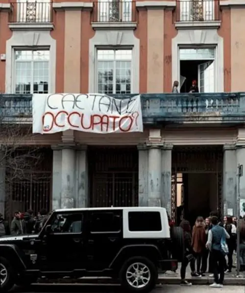 Gli studenti occupano il Caetani: aule danneggiate e libri distrutti