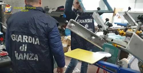 Scoperta una fabbrica del falso, scattano i sequestri