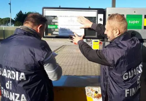 Olio di semi di girasole nel gasolio: denunciati i titolari di un distributore