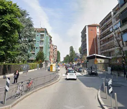 Donna partorisce in macchina nel traffico, la aiuta un infermiere al telefono con il marito