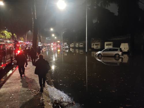 Bomba d'acqua su Roma: strade allagate e stazioni metro invase dalla pioggia