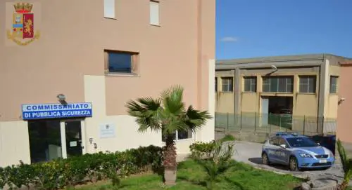 Perseguita la ex moglie, la polizia applica il "codice rosso": uomo ai domiciliari