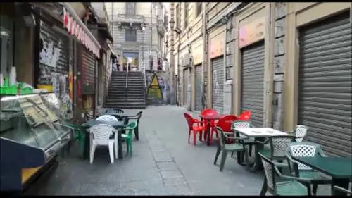 Calci e pugni senza motivo: due giovani finiscono in ospedale