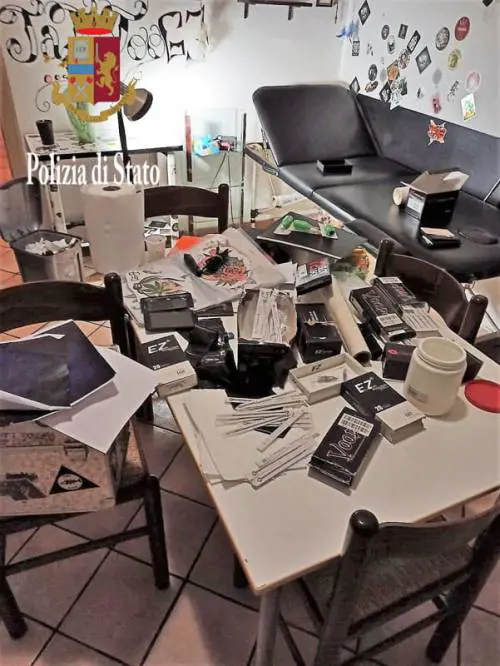 La casa dove sconta i domiciliari trasformata in laboratorio per tatuaggi