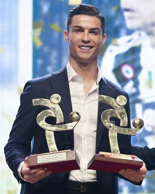 Georgina Rodriguez, carezze al suo Cristiano Ronaldo: "Sei il numero uno"