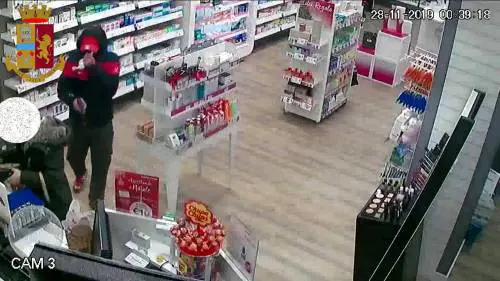 Milano, armato di pistola rapinava farmacie: arrestato