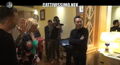 Le Iene, Nek fa uno scherzo ai fan ma rischia di essere picchiato