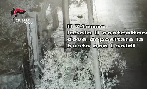 Voleva estorcere denaro alla vittima, arrestato 74enne