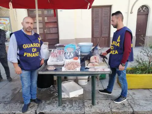 Pesce non tracciabile e mal conservato: scattano sequestri e multe