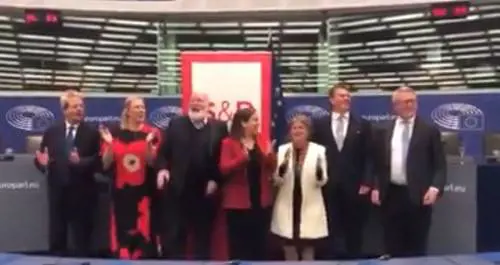 Ue, deriva rossa dei commissari: "Bella Ciao" all'Europarlamento