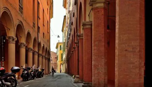 "Basta, non fate rumore". E i magrebini pestano il negoziante