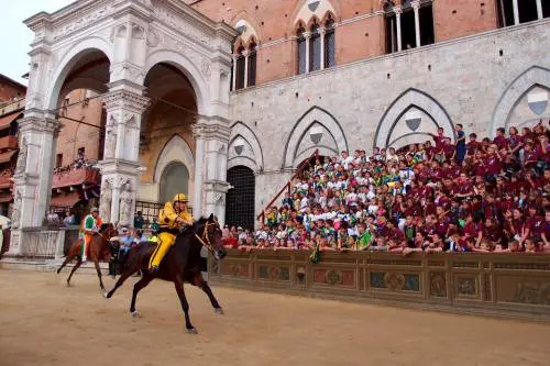 Palio di Siena, la rissa finisce in tribunale. Il sindaco-avvocato difende i contradaioli