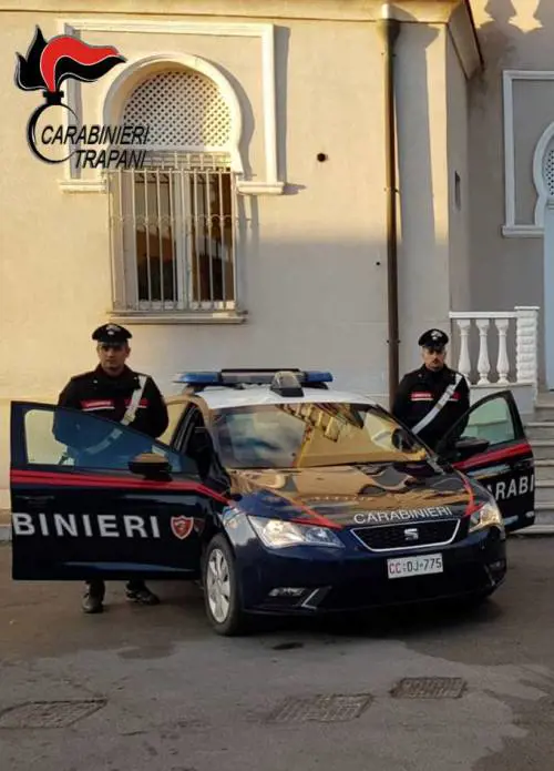 Marsala, extracomunitari rapinano un trentenne e vengono arrestati