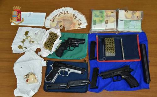 Taranto, nella libreria armi, munizioni e denti in oro: un arresto
