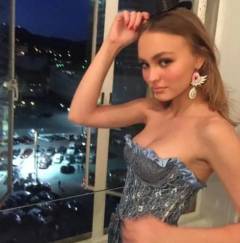 "Sicura del mio corpo grazie agli insegnamenti di mia madre". Lily-Rose Depp e la vita sotto i riflettori