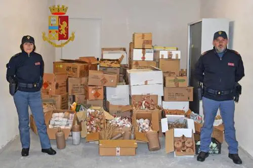 Gallipoli, fabbricavano fuochi d'artificio nel box auto: due arresti