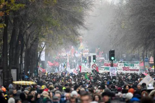 Francia paralizzata da sciopero: a Parigi è caos per i black bloc