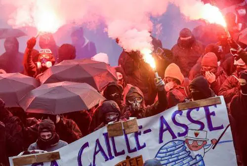 I black bloc sono scesi in piazza. Scontri con la polizia francese