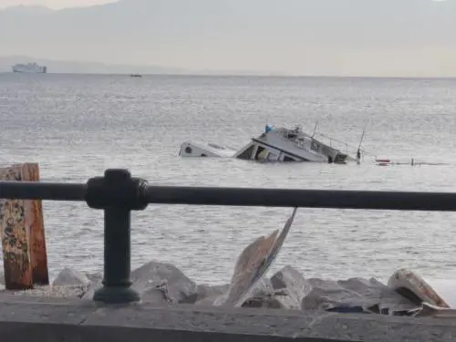 Natante affonda nel porticciolo di Mergellina: lo specchio d’acqua a rischio inquinamento