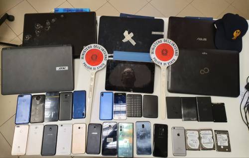 Deposito di pc e cellulari rubati: denunciato ghanese irregolare