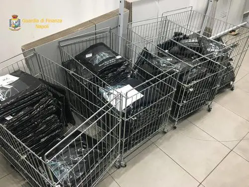 Abiti contraffatti dalla Puglia al Napoletano, la scoperta della Gdf