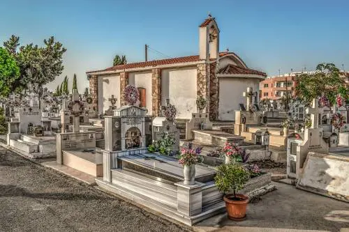 Accusa un malore al cimitero e muore sulla tomba di un parente