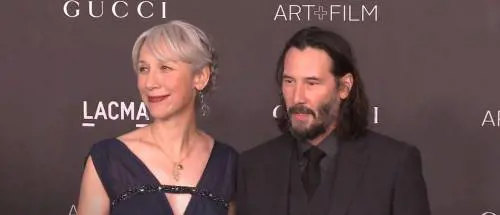 La fidanzata di Keanu Reeves spiega sui social perché ha i capelli bianchi 