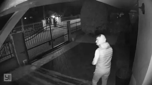 Ladro le deruba casa. E l'ex consigliere comunale pubblica la foto su Fb