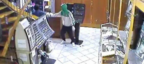 Arma in pugno per rapinare una gioielleria, condannato a 10 anni
